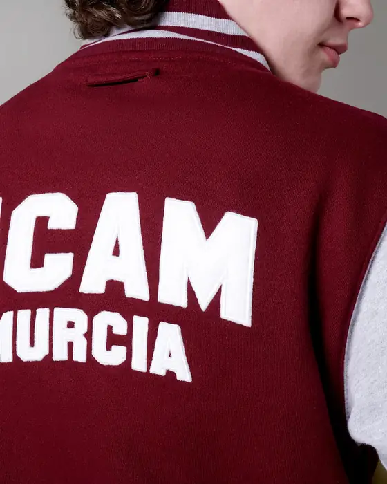 Chaqueta universitaria granate con letras UCAM Murcia bordadas en la espalda