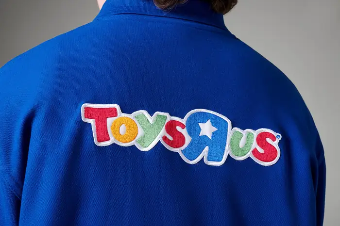 Logotipo multicolor de gran tamaño bordado en la espalda de un polo de empresa