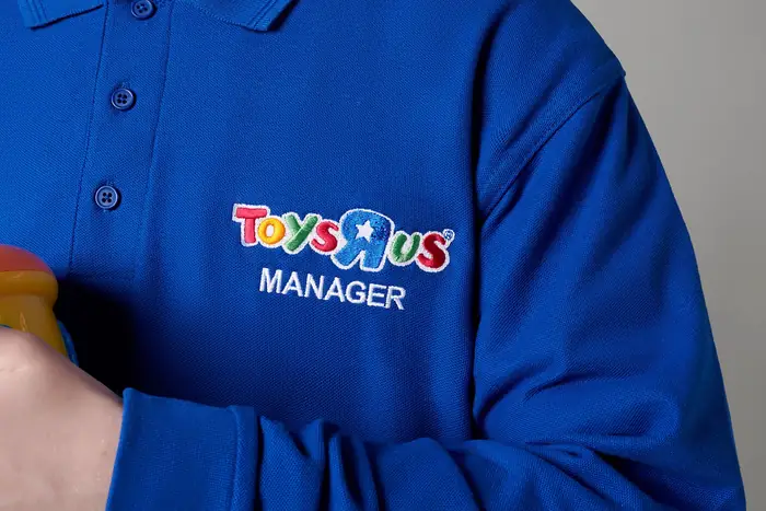 Polos corporativos azul marino y gris con el logo bordado en el pecho