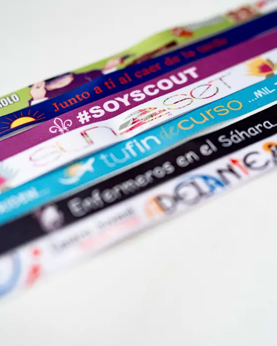 Detalle de pulseras sublimadas con textos y logotipos a color