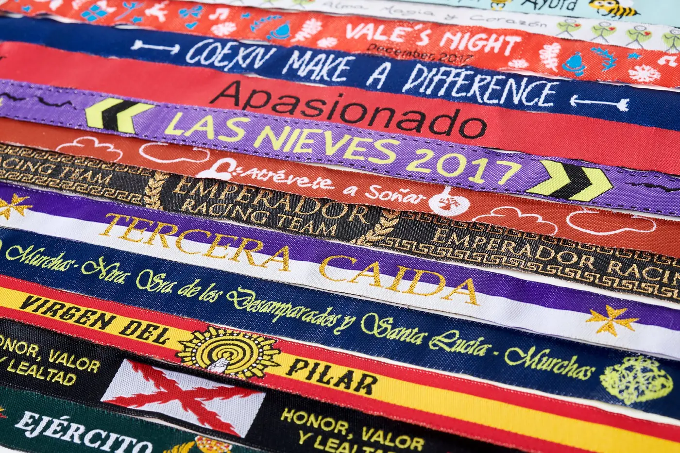 Pulseras de tela personalizadas tejidas con textos y escudos a color